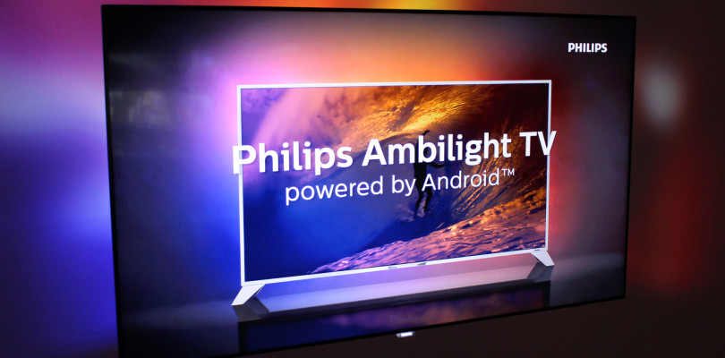 Novas TVs 4K da Philips projetam imagens em toda a parede da sala
