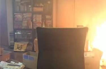 Jogador de “Minecraft” incendeia casa ao vivo, durante stream